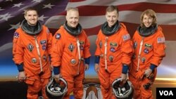 Para astronot pesawat ulang-alik Arlantis, dari kiri: Rex Walheim, pilot Doug Hurley, komandan misi Chris Ferguson, dan Sandy Magnus.