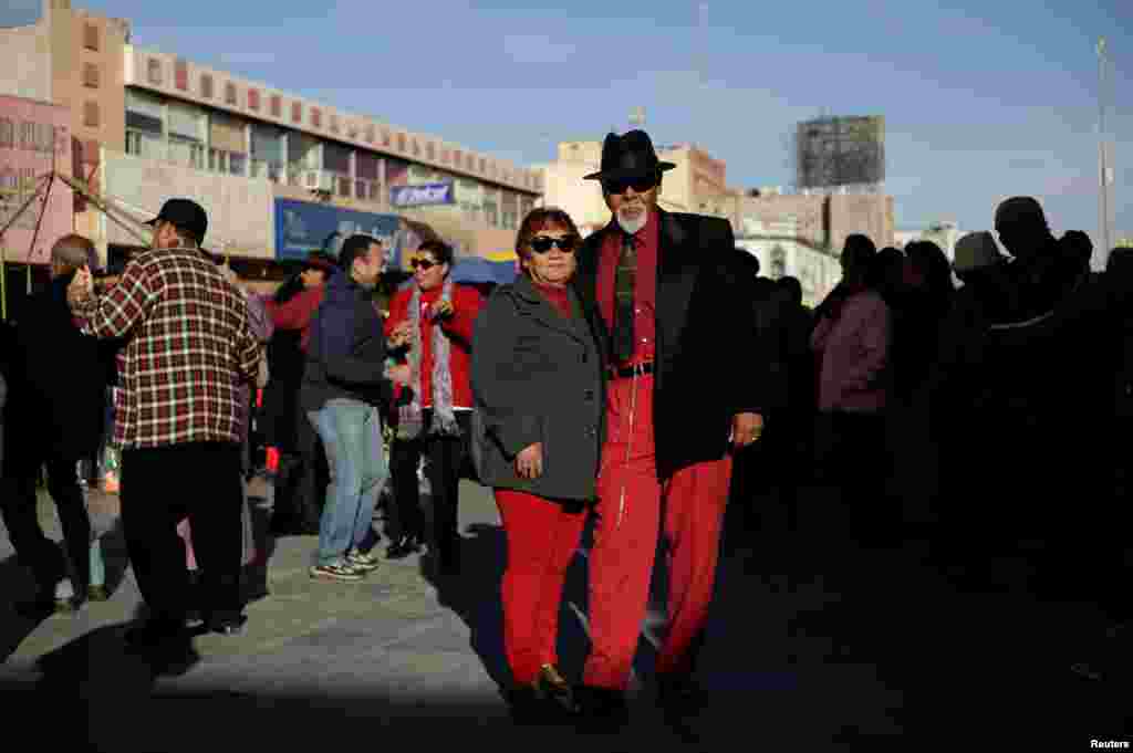 Yolanda Zuniga, 66, dan suaminya, Antonio Carrillo, 65, berpose di Ciudad Juarez, Meksiko, 11 Februari 2018. &ldquo;Dia sudah menjadi kekasih saya sejak saya berumur 14 tahun. Kami tinggal di lingkungan yang sama. Saya selalu suka rasa humornya dan kami menikah ketika saya berumur 19 tahun. Orang tua saya tidak mengizinkan saya keluar untuk berdansa. Dansa adalah hobi kami. Kami pergi untuk berdansa setiap Sabtu dan Minggu di pusat Kota Ciudad Juarez, berdandan ala Pachucos. Kami punya lima anak, 13 cucu dan 6 cicit,&quot; kata Yolanda. (REUTERS/Jose Luis Gonzalez)