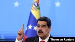 El presidente venezolano, Nicolás Maduro, gesticula durante una conferencia de prensa el 8 de diciembre de 2020.