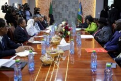 South Sudan's President Salva Kiir (C-R) and Sudan's Prime Minister Abdalla Hamdok (C-L) are seen flanked by aides during their meeting in Juba, South Sudan, Sept. 12, 2019.