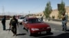 Pasukan keamanan Afghanistan memeriksa kendaraan yang melintasi di pos pemeriksaan di jalan raya Ghazni, Maidan Shar, ibukota provinsi Wardak, 12 Agustus 2018. (Foto: dok).