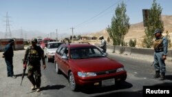 Pasukan keamanan Afghanistan memeriksa kendaraan yang melintasi di pos pemeriksaan di jalan raya Ghazni, Maidan Shar, ibukota provinsi Wardak, 12 Agustus 2018. (Foto: dok).