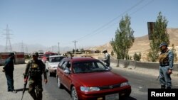 FILEL - Afghan security forces keep watch at a checkpoint on the Ghazni highway in Maidan Shar, the capital of Wardak province, Aug. 12, 2018. The Swedish Committed for Afghanistan condemned, July 11, 2019, an attack on one of its clinics in the province.