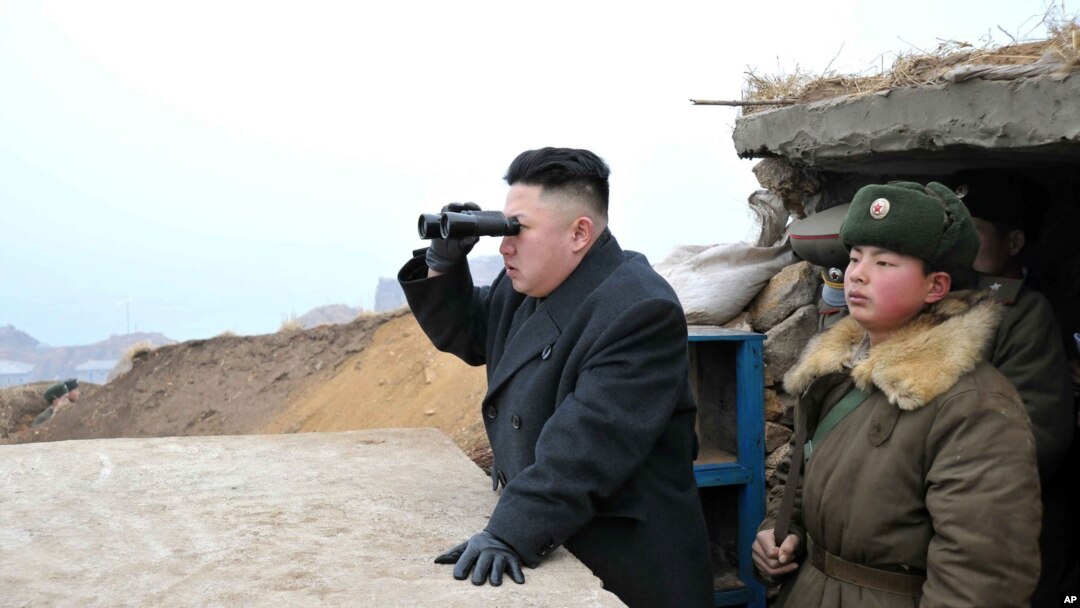 Pemimpin Korea Utara Kim Jong-un mengawasi perbatasan dengan Korea Selatan di Jangjae, bagian barat daya negara itu. (Foto: Dok)
