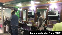 Les salons de coiffure enregistrent des manques à gagner, suite aux perturbations dans la fourniture du courant électrique, le 7 avril 2021 à Yaoundé. 