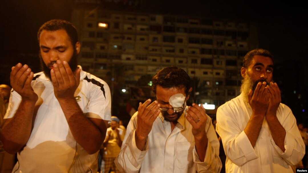 Abashigikiye president Mohamed Morsi yakuwe ku butegetsi, bariko barasenga