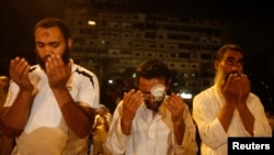 Abashigikiye president Mohamed Morsi yakuwe ku butegetsi, bariko barasenga