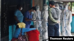 Pacientes esperan ser atendidos en un centro de salud en El Salvador. Foto Archivo.