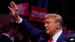 El candidato presidencial republicano, el expresidente Donald Trump, saluda en un mitin de campaña en el Madison Square Garden, el domingo 27 de octubre de 2024, en Nueva York.