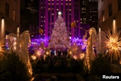 The Christmas tree is lit during the 2024 Rockefeller Center Christmas Tree lighting ceremony in Manhattan in New York City, U.S., December 4, 2024. (REUTERS/Caitlin Ochs)