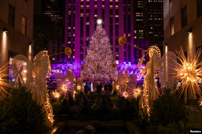 The Christmas tree is lit during the 2024 Rockefeller Center Christmas Tree lighting ceremony in Manhattan in New York City, U.S., December 4, 2024. (REUTERS/Caitlin Ochs)