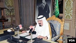 Raja Arab Saudi, Abdullah, menyampaikan pidato nasionalnya dari Istana Kerajaan di Riyadh, Jumat (18/3).