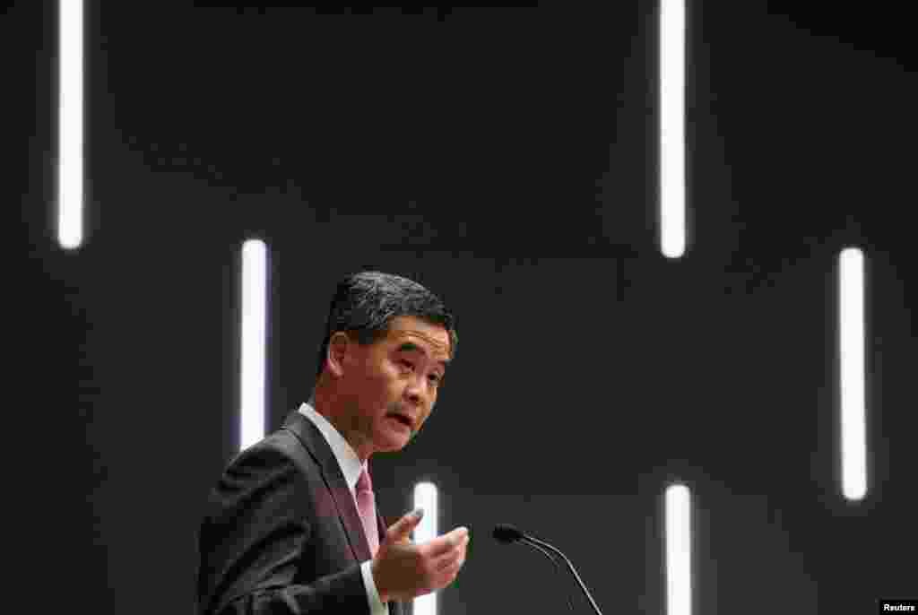 Kepala Eksekutif Hong Kong Leung Chun-ying dalam sebuah konferensi pers di Hong Kong, Januari 2013. (Reuters/Bobby Yip)