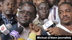 Absalom Kibanda akizungumza na waandishi.