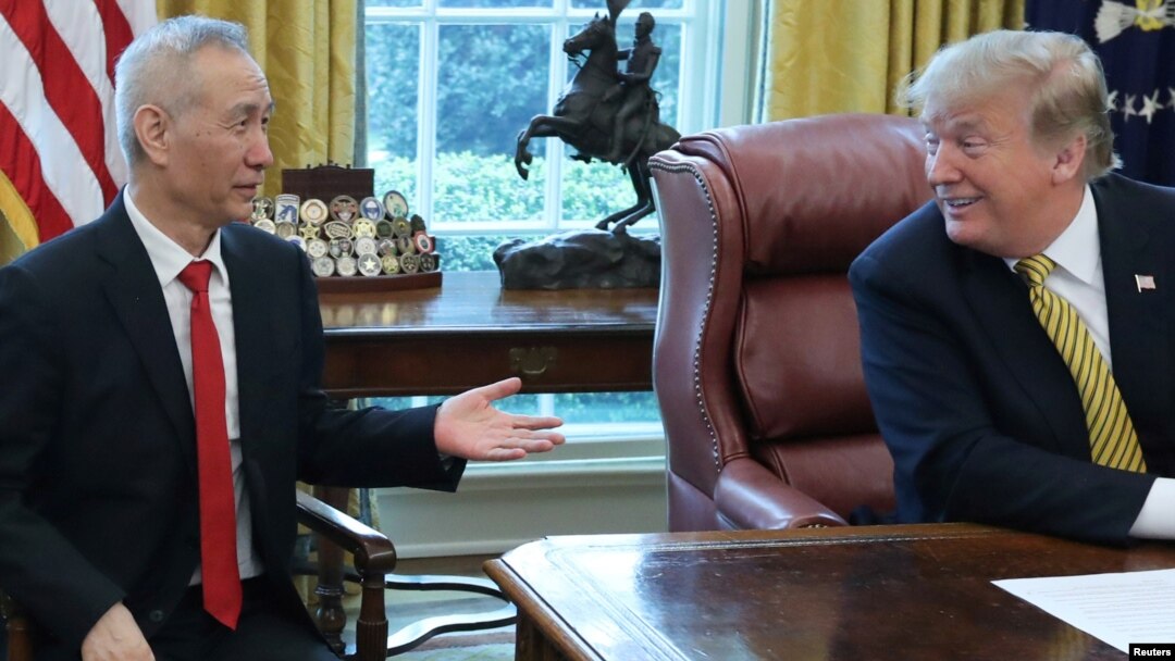 Phó thủ tướng Trung Quốc Lưu Hạc (trái) trong cuộc gặp với Tổng thống Mỹ Donald Trump tại Nhà Trắng vào ngày 4/4/2019.