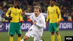 Pemain Uruguay, Diego Forlan, merayakan gol pertamanya ke gawang Afsel pada pertandingan hari ini di Stadion Loftus Versfeld di Pretoria.