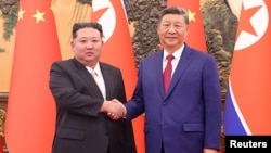 2025년 9월 4일 중국 베이징을 방문한 김정은 북한 국무위원장이 시진핑 중국 국가주석과 악수를 하고 있다. (사진출처 : 차이나 데일리 /로이터)