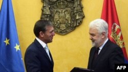 Šef Delegacije EU u Srbiji uručuje premijeru Mirku Cvetkoviću izveštaj Evropske komisije