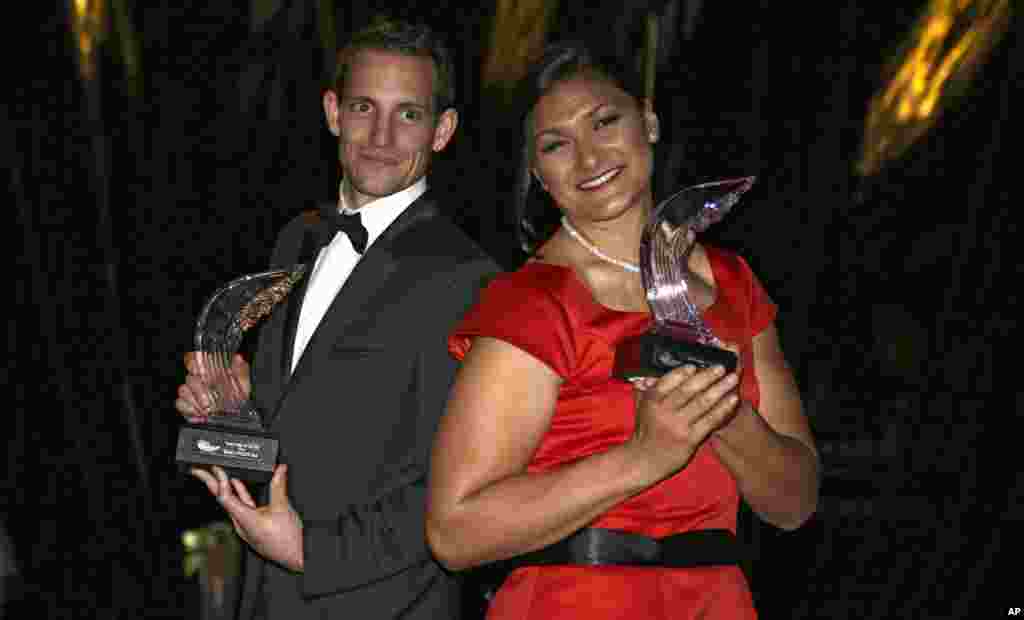 La lanceuse de poids de la Nouvelle-Zélande Valerie Adams, à droite, et le perchiste français Renaud Lavillenie tiennent leur trophées de &quot;athlès de l&#39;année 2014 athlètes&quot; de la Fondation Internationale d&#39;Athlétisme après une conférence de presse, le vendredi 21 novembre 2014, à Monaco.