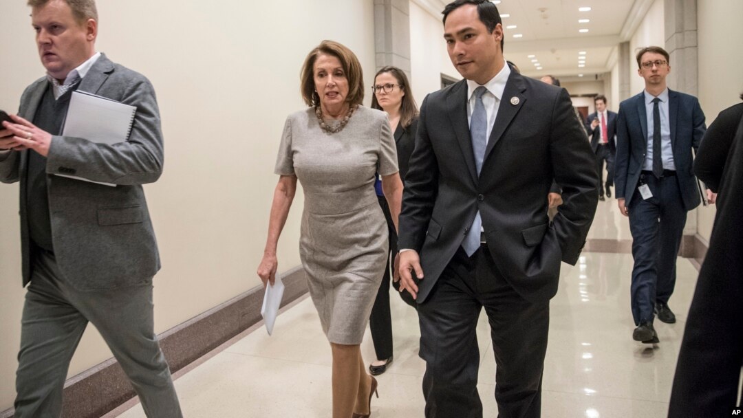 Predsedavajuća Predstavničkog doma Nensi Pelosi i demokratski kongresmen iz Teksasa Hoakin Kastro na Kapitol hilu (Foto: AP/J. Scott Applewhite)