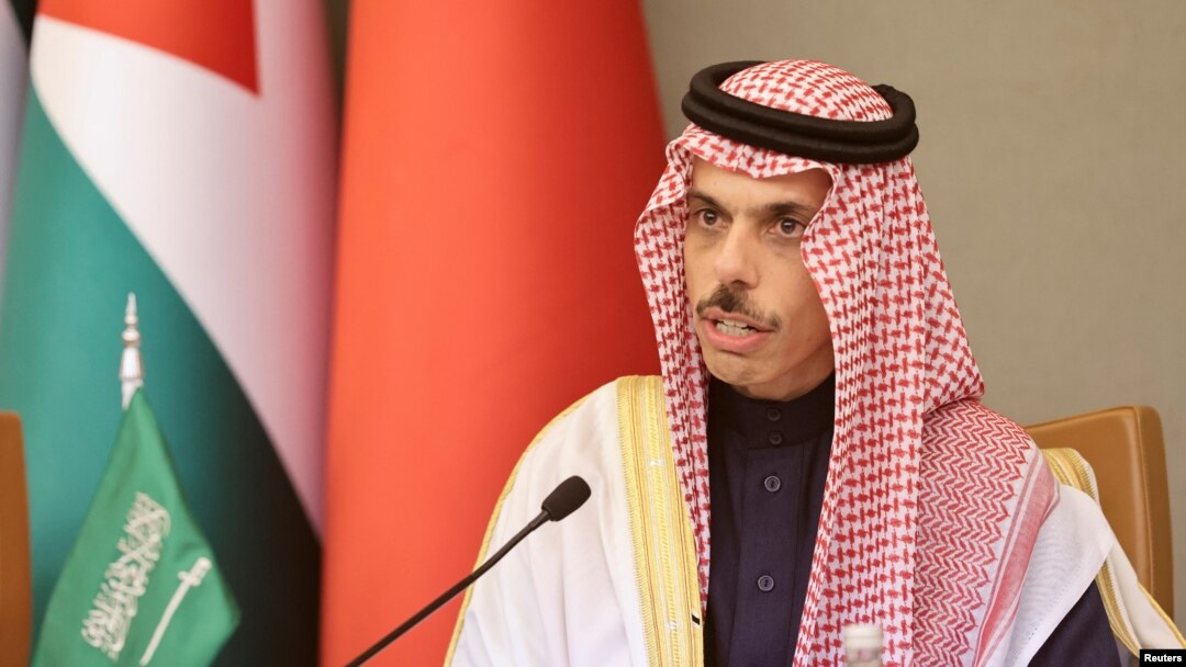 Menteri Luar Negeri Saudi Pangeran Faisal bin Farhan Al-Saud menghadiri konferensi pers di KTT Teluk Arab di Riyadh, Arab Saudi, 9 Desember 2022. (Foto: REUTERS/Ahmed Yosri)