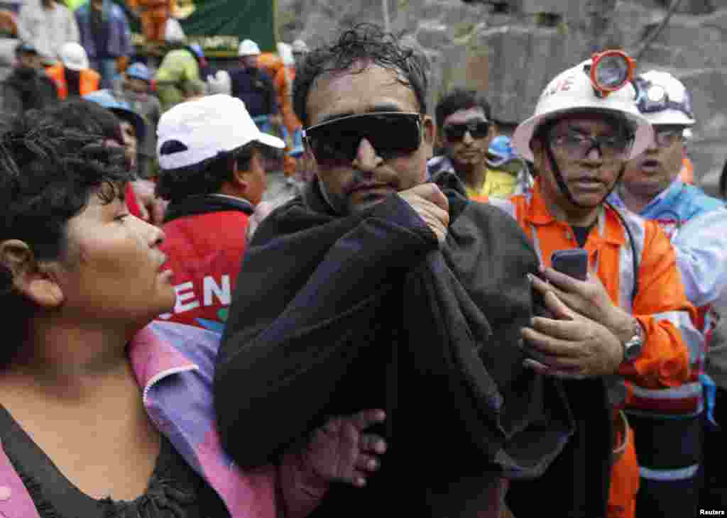 Los mineros empezaron a salir de la mina uno por uno, junto con los socorristas a partir de las 7 de la ma&ntilde;ana, horas despu&eacute;s de la visita del presidente Ollanta Humala.