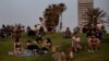 شهروندان بدون ماسک برای آفتاب گرفتن به فضای سبز در تل آویو آمده‌اند