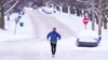 Un hombre corre por una calle cubierta de nieve en Indianápolis, Indiana, el lunes 6 de enero de 2025. AP