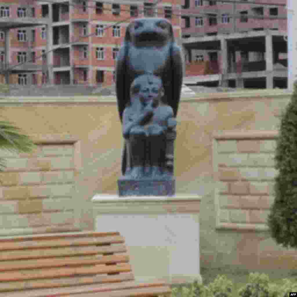 Misir prezidenti Hüsnü Mübarəkin əzəmətli heykəlin ətrafında Misir fironlarının kiçik heykəlləri var