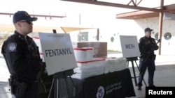 Пакеты с фентанилом, в основном в виде порошка и метамфетамином, которые были изъяты из грузовика, въехавшего в штат Аризона из Мексики, во время пресс-конференции на пропускном пункте Ногалес, Аризона, США, 31 января 2019 г.