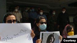 تجمع اعتراضی خبرنگاران در مقابل سازمان حفاظت محیط زیست - عکس منتشرشده در شبکه‌های اجتماعی