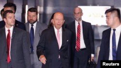 Le secrétaire américain au Commerce, Wilbur Ross, quitte un hôtel avant les négociations commerciales avec les autorités chinoises à Beijing, le 2 juin 2018.