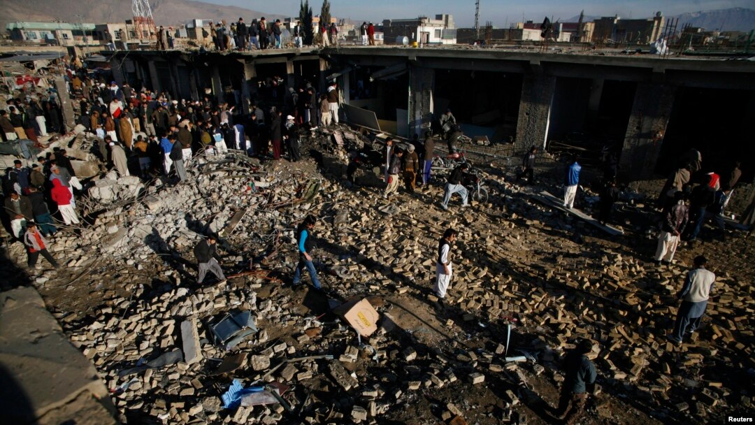 Warga Pakistan memeriksa lokasi ledakan di kawasan warga Syiah di Quetta yang menewaskan sedikitnya 80 orang (16/2). 