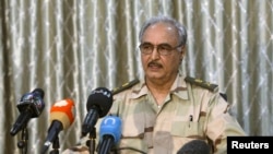 Komandan pasukan pemberontak Libya, Jenderal Khalifa Haftar, berbicara dalam konferensi pers di sebuah kelab olahraga di Abyar, Libya. (Foto: Dok)