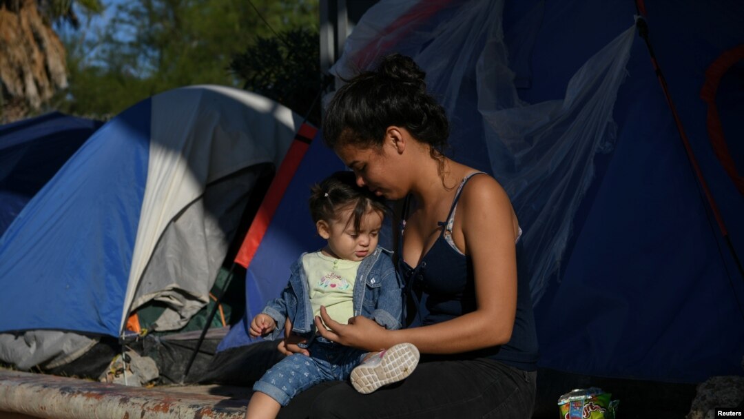 En esta foto de archivo, una madre y su hija permanecen en un campamento improvisado ocupado por solicitantes de asilo rechazados por Estados Unidos, en Tamaulipas, México, el 27 de octubre de 2019.