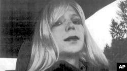 美国陆军提供的前美国陆军情报分析员切尔西.曼宁(Chelsea Manning)戴假发，抹口红的照片（日期不详）