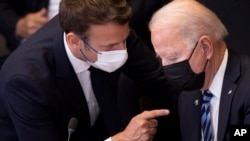 Le président américain Joe Biden, à droite, s'entretient avec le président français Emmanuel Macron lors d'une session plénière lors d'un sommet de l'OTAN au siège de l'OTAN à Bruxelles, le lundi 14 juin 2021. (Photo Brendan Smialowski/ AP)