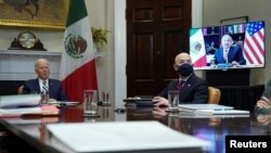 Джо Байден и Алехандро Майоркас во время виртуальной встречи с Андресом Мануэлем Лопесом Обрадором из Белого дома в Вашингтоне 1 марта 2021