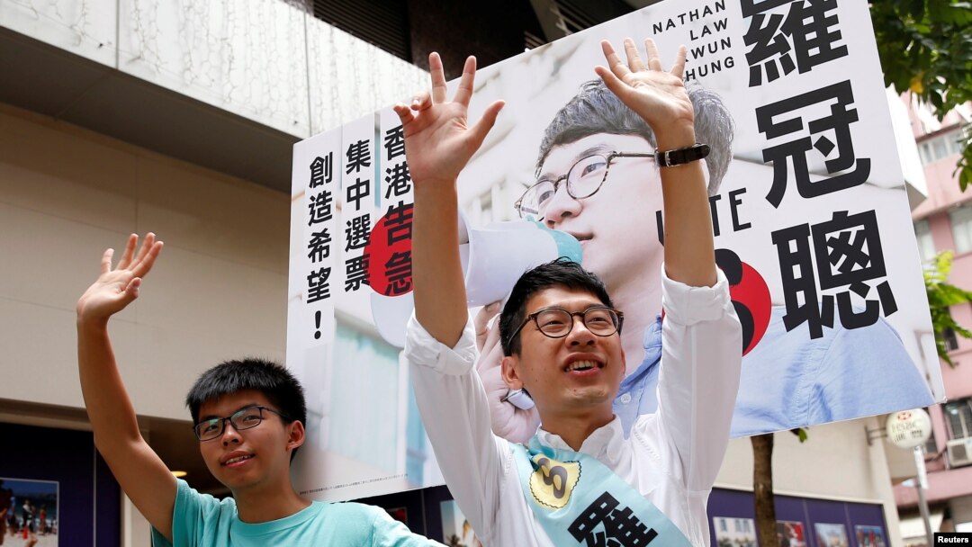 Nathan Law (phải), ứng cử viên đảng Demosisto, và nhà hoạt động Joshua Wong vẫy chào người ủng hộ trong ngày bầu cử ở Hồng Kông, 4/9/2016.