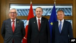 Presiden Turki Recep Tayyip Erdogan, tengah, bersama Presiden Dewan Eropa, Donald Tusk, kanan, dan Presiden Komisi Eropa Jean-Claude Juncker sebelum pertemuan di Brussels, Belgia, 25 Mei 2017. 