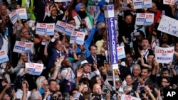 Ujumbe wa California unapiga kura zao kwa ajili ya uteuzi wa mgombea kiti cha rais wa chama cha Demokratik mjini Philadelphia , Tuesday, July 26, 2016. 