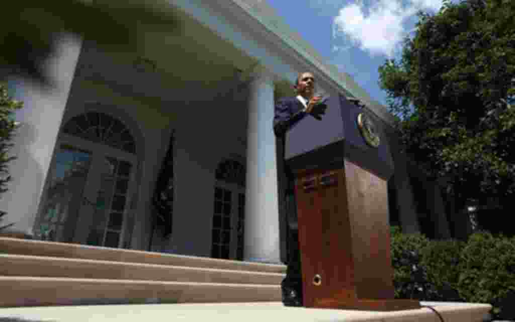 En 2009, Obama recibe el Premio Nobel de la Paz por sus esfuerzos diplomáticos.