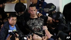 Polisi menahan penyandera Archie Paray saat ia berbicara kepada media, tak lama setelah melepaskan semua sandera di V-Mall di Manila, Filipina, Senin, 2 Maret 2020. 