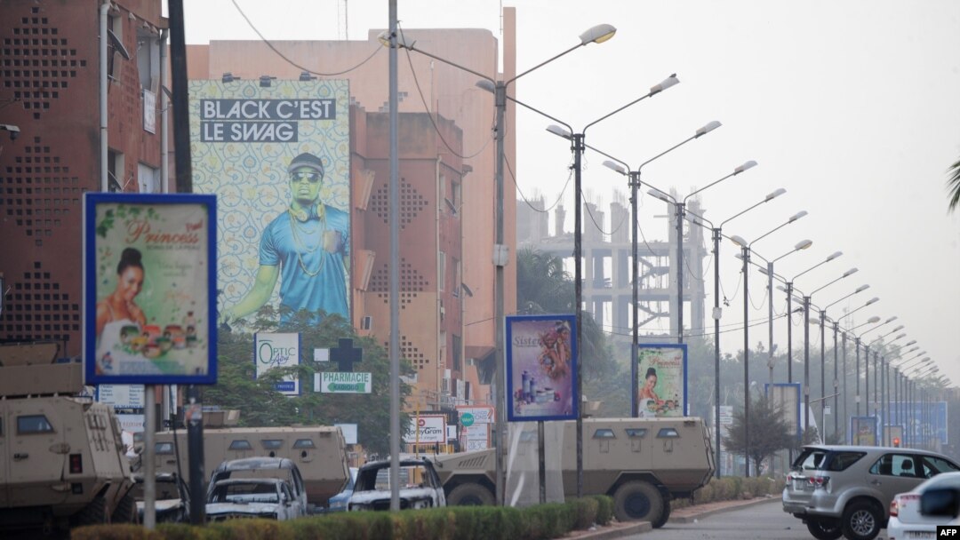 Des véhicules brûlés autour de l'hôtel Splendid de Ouagadougou, le 16 janvier 2016. (AFP / AHMED OUOBA)