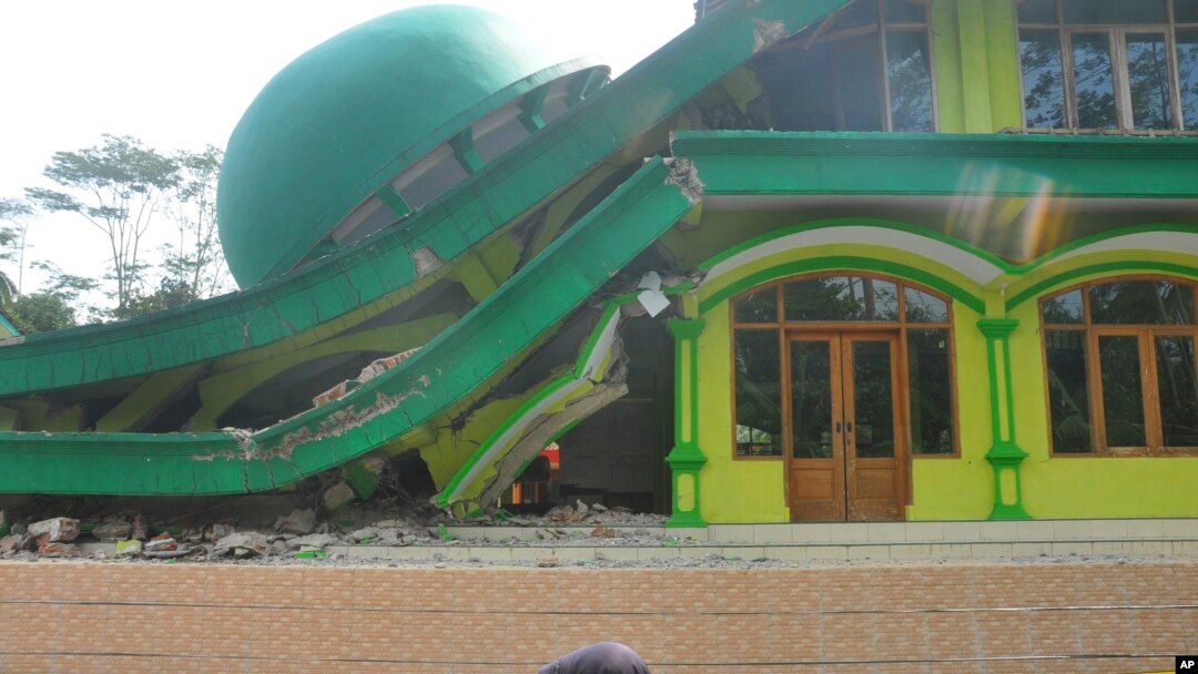 Sebuah masjid di wilayah Banyumas rubuh pasca gempa berkekuatan 6.1 SR mengguncang lepas pantai pulau Jawa (25/1).