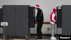 Vanhu vachivhota musarudzo yezvigaro zviviri zveseneti iri kudzokororwa kuGeorgia, muAmerica.