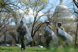 Pasukan Garda Nasional AS berpatroli di jalan-jalan yang mengelilingi Capitol dan gedung-gedung perkantoran Kongres menyusul ancaman keamanan di Capitol di Washington, D.C, AS, 2 April 2021. (Foto: REUTERS/Erin Scott)