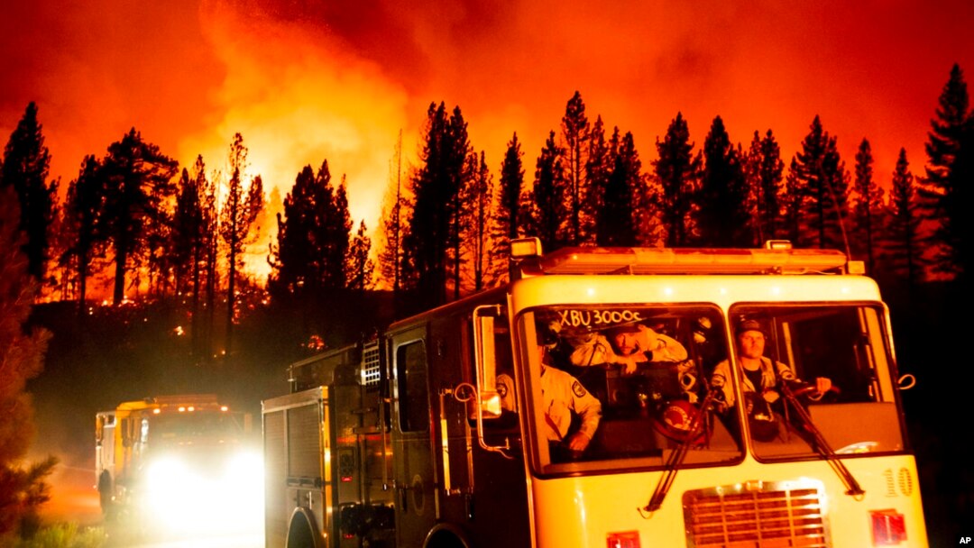 Para pemadam kebakaran tiba di Frenchman Lake untuk memadamkan kebakaran hutan di hutan nasional Plumas National Forest, California, 8 Juli 2021. 