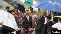 Cambodia's King Norodom Sihamoni (C) greets government officials after returning from China at Phnom Penh International Airport, September 11, 2013.