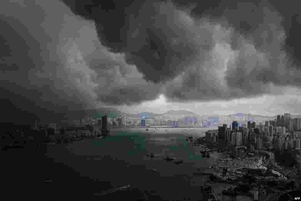 Awan gelap menutupi langit di atas pelabuhan Victoria, sebelum terjadi badai di Hong Kong.